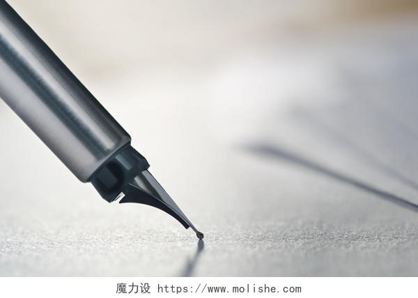 关闭的一支钢笔写在一张纸上